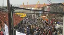 Pihak berwenang dan warga bernegosiasi sebelum dilakukan penggusuran Pasar Ikan, Penjaringan, Jakarta, Senin (11/4). Penertiban sempat diwarnai bentrokan antara petugas dan warga yang menolak penggusuran di kawasan tersebut. (Liputan6.com/Gempur M Surya)