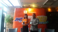 Regional Manager Director Shopee Indonesia Rainal Lu bersama Vice President Marketing JNE Eri Palgunadi meluncurkan layanan gratis ongkir kepada konsumen Shopee berkerja sama dengan JNE di Jakarta, Kamis (4/2/2016).