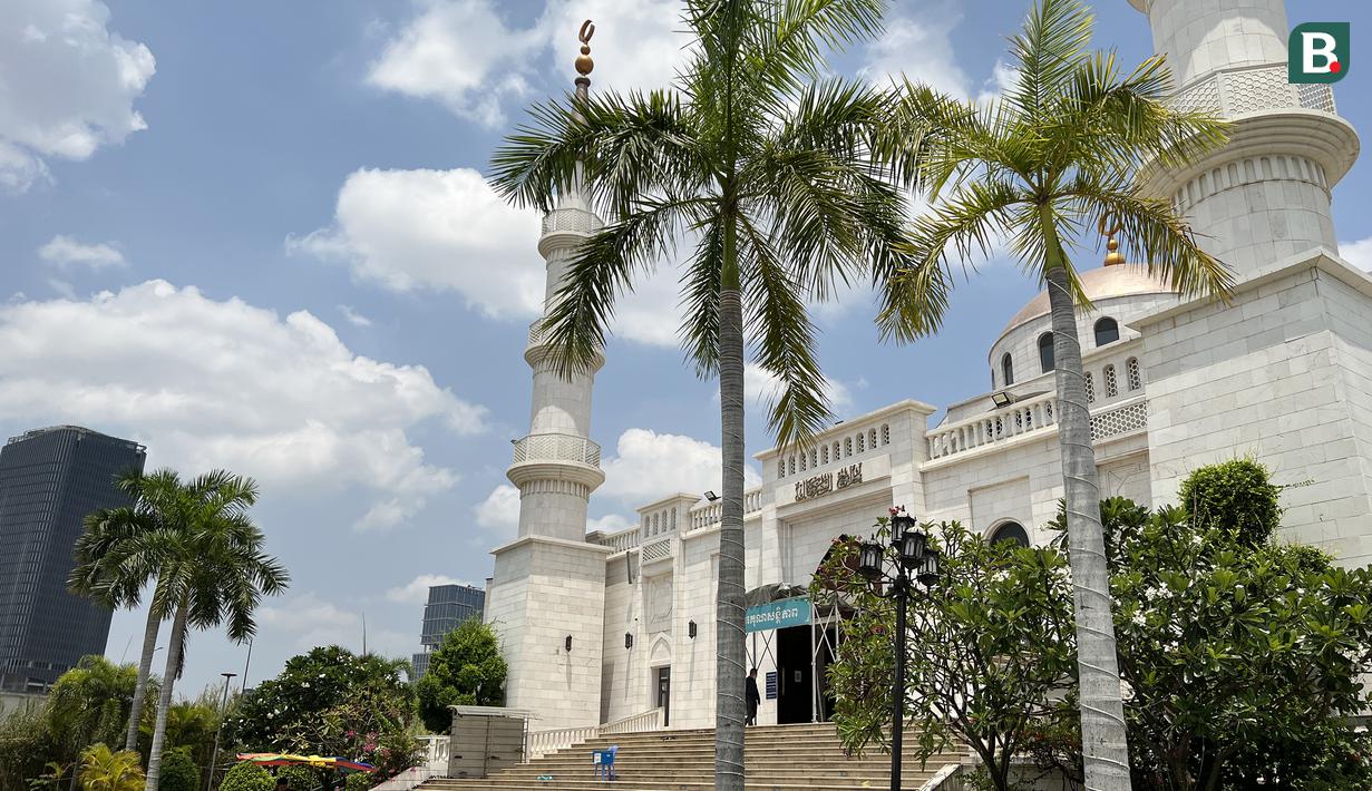 <p>Bangunan Masjid Al Serkal, masjid terbesar di Phnom Penh yang terletak di Islamic Center Phnom Penh, Kamboja, Jumat (5/5/2023). (Bola.com/Gregah Nurikhsani)</p>