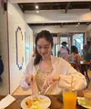 Nong Poy punya gaya simple dan enggak ribet, termasuk soal gaya rambut. [@poydtreechada]