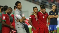 Pemain Timnas Indonesia tertunduk usai laga final kedua Piala AFF 2016 melawan Thailand di  National Stadium Rajamangala, Bangkok, Sabtu (17/12). Indonesia kalah 2-0 dan harus puas menjadi  runner up. (Liputan6.com/Helmi Fithriansyah)
