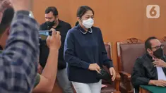 Terdakwa kasus pembunuhan Brigadir J, Putri Candrawathi akan mengikuti sidang di Pengadilan Jakarta Selatan, Rabu (11/1/2023). Dalam sidang tersebut Putri Candrawathi diperiksa sebagai terdakwa dalam perkara pembunuhan berencana Brigadir Nofriansyah Yosua Hutabarat alias Brigadir J. (Liputan6.com/Angga Yuniar)