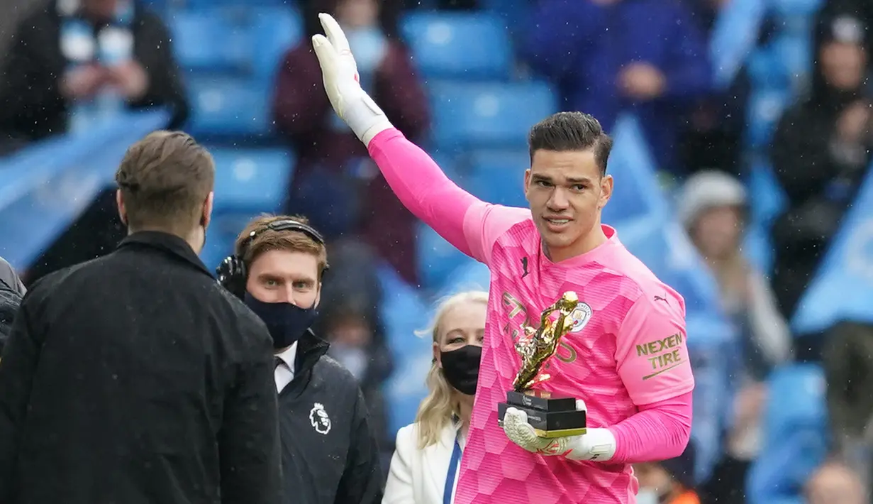 Ederson. Kiper Manchester City berusia 28 tahun ini adalah peraih penghargaan Golden Gloves dua musim terakhir di Premier League. Ia juga mampu membawa Manchester City menjadi finalis Liga Champions musim lalu dan mengantar Argentina di posisi kedua Copa America 2021. (AFP/Pool/Dave Thompson)