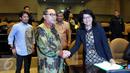 Ketua MPR Zulkifli Hasan (kiri) berjabat tangan dengan Ketua Dewan Pembina Kontras Suciwati sebelum kegiatan Sosialisasi Empat Pilar di Gedung Nusantara V DPR RI, Jakarta, Jumat (13/11). (Liputan6.com/Johan Tallo)
