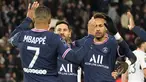 Penyerang PSG, Lionel Messi (tengah) merayakan dengan rekan setimnya Neymardan Kylian Mbappe setelah mencetak gol ke gawang Lorient pada pertandingan lanjutan Liga 1 Prancis di stadion Parc des Princes di Paris, Senin (4/4/2022). PSG menang telak atas Lorient 5-1. (AP Photo/Michel Euler)