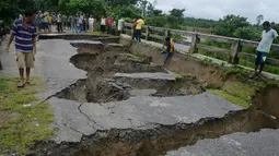 Kondisi sebuah jembatan yang hancur akibat hujan deras yang mengguyur Desa Toribari, pinggiran Siliguri, India, Kamis (21/7). Hujan deras yang terus menerus turun di India dalam 48 jam terakhir menyebabkan banjir dan tanah longsor. (DIPTENDU Dutta/AFP)