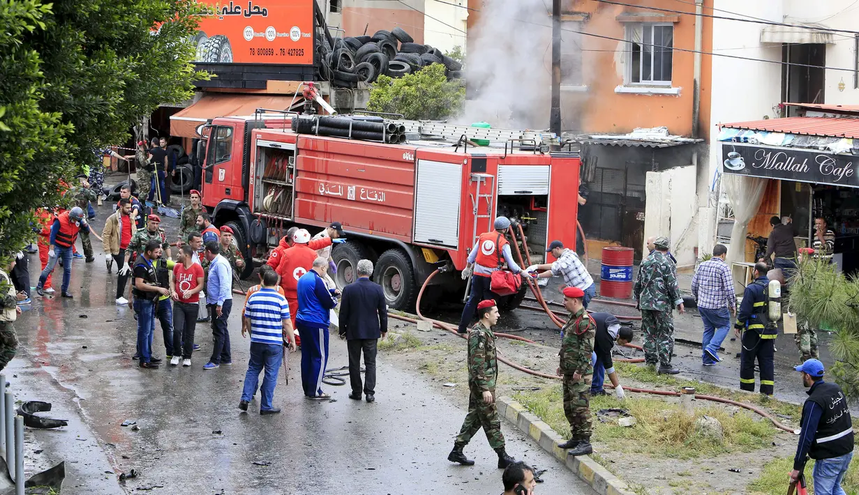 Petugas keamanan memeriksa lokasi ledakan bom mobil di Kota Sidon, Lebanon Selatan, Selasa (12/4). Sumber-sumber keamanan Lebanon mengabarkan, seorang pejabat senior Fatah, Palestina bernama Fethi Zeydan, tewas dalam ledakan itu. (REUTERS/Ali Hashisho)