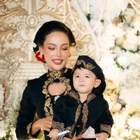 Intip potret cantik Erika Carline di Tedak Sinten Andrew Raxy Neil (@rachelvennya)