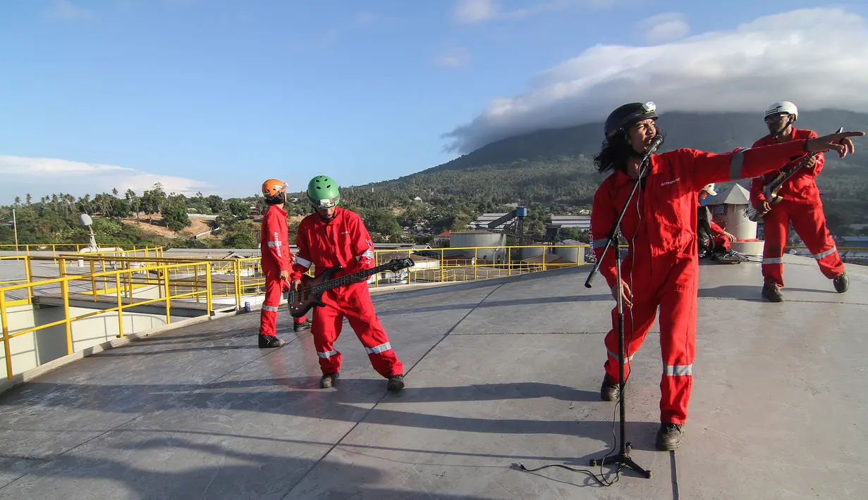 Aksi band Boomerang saat tampil di atas silo kilang Wilmar International di Bitung, Sulut, Selasa (25/9). Boomerang dan aktivis Greenpeace menduduki silo Wilmar. (Dhemas Reviyanto, Nugroho Adi Putera, Jurnasyanto Sukarno/Greenpeace Southeast Asia/AFP)