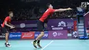 Ganda putra Indonesia, Fajar Alfian/M Rian Ardianto mengembalikan kok ke arah pemain India, Manu Attri/Sumeeth Reddy Buss pada perempat final Bulutangkis Beregu Putra Asian Games 2018 di Jakarta, Senin (20/8). (Liputan6.com/Helmi Fithriansyah)