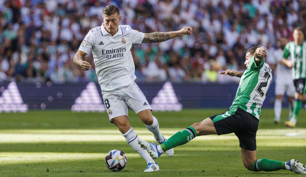 Tampil di hadapan pendukungnya sendiri di Santiago Bernabeu, Los Blancos menang dengan skor 2-1. (AP/Pablo Garcia)