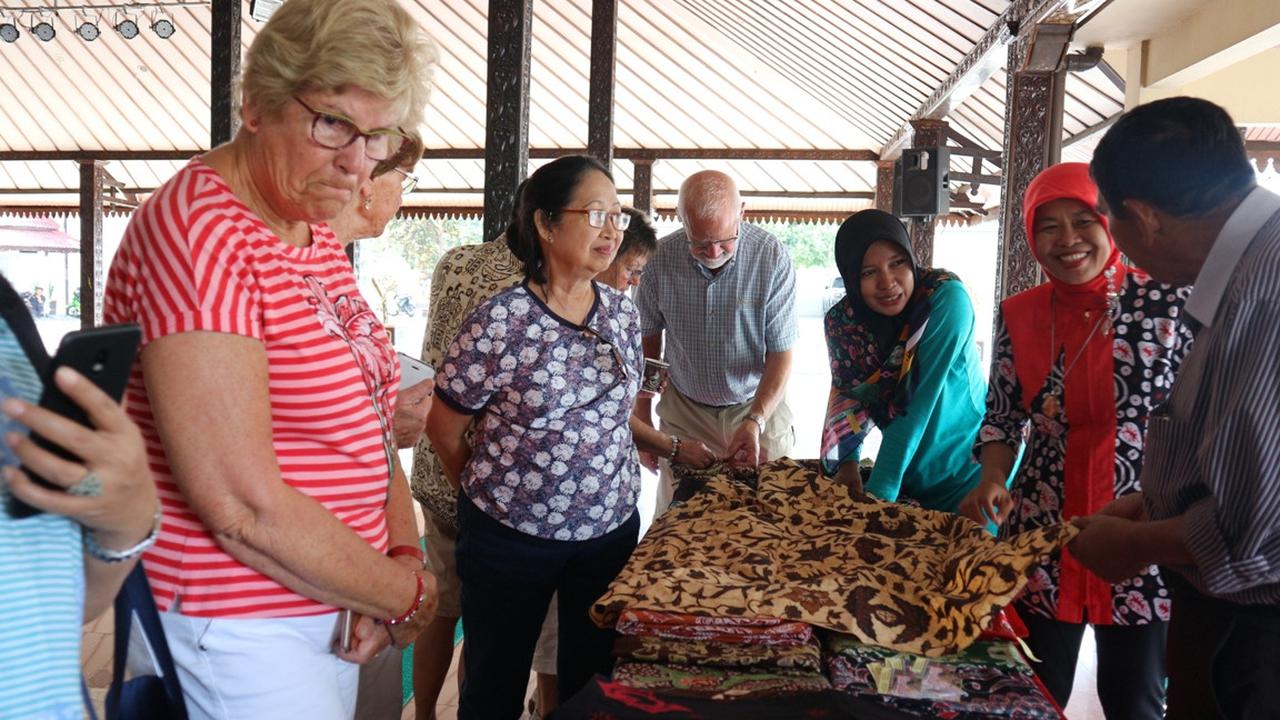Anak keturunan veteran perang Belanda berkunjung ke Purbalingga. (Liputan6.com/Dinkominfo PBG/Muhamad Ridlo)