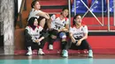 Nurlaili Kusuma (tengah) bersama para rekan satu timnya di Jakarta Pertamina Enduro sedang menunggu giliran latihan yang diadakan di GOR Bulungan, Jakarta Selatan pada Selasa (31/12/2024). (Bola.com/Abdul Aziz)