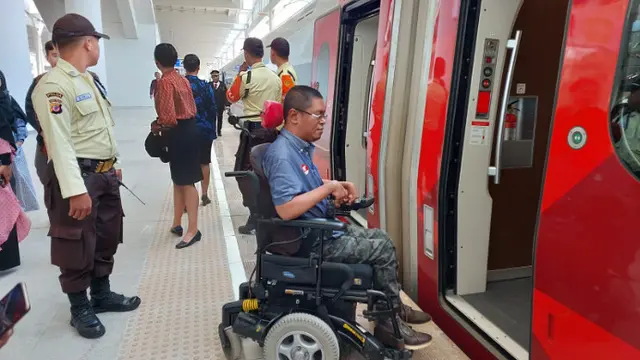Komunitas Difabel Bandung Jajal Kereta Cepat Whoosh, Sudah Ramah Disabilitas?Menurut koordinator BBFT, Faisal Rusdi, yang mencoba kereta cep