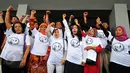 Simpatisan Novel Baswedan menggelar aksi usai sidang putusan praperadilan Novel di Pengadilan Negeri Jakarta Selatan, Selasa (9/6/2015). (Liputan6.com/Yoppy Renato)