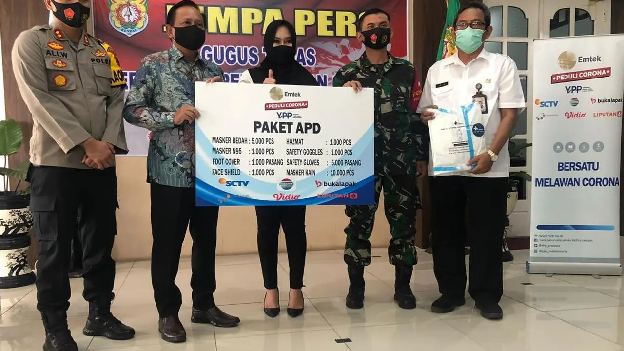 Imam Sudjarwo selaku Ketua Umum YPP yang juga Direktur Utama Indosiar Menyerahkan Langsung Bantuan Berupa Paket APD kepada Pemerintah Kabupaten Kendal, Jawa Tengah.
