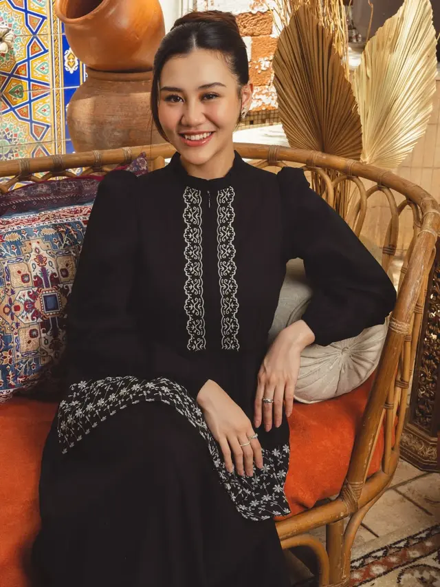 Aaliyah Massaid  Kenakan Busana Muslim Serba Hitam. [@bohopannaofficial]