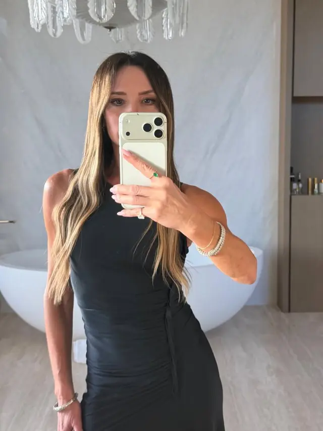 Victoria Beckham Tampil Memukau di Ulang Tahun ke-52, Pesona Awet Muda dalam Balutan Satin Dress