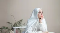 Hijab Putih Makin Tren di 2025! Ini 6 Tips Mudah Biar Wajah Terlihat Cerah dan Bebas Kusam!