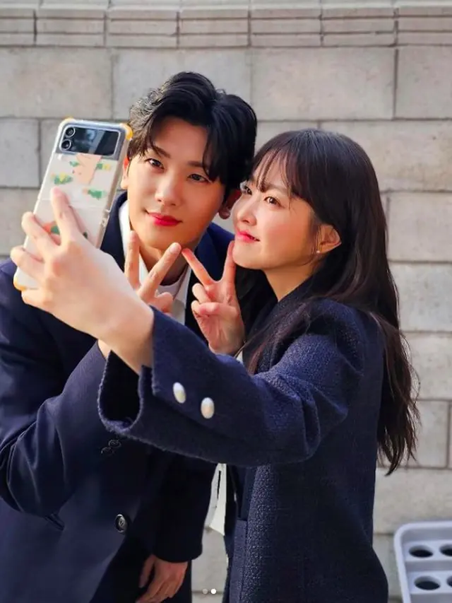 Reuni di Drama Strong Girl Nam Soon, Park Hyung Sik dan Park Bo Young Pamer Kebersamaan di Lokasi Syuting