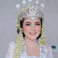 Kiki Amalia tampil ayu manglingi berkebaya adat Sunda di momen akad nikahnya. @yolandaamakeup.