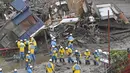 Tim penyelamat melakukan operasi pencarian di lokasi longsoran lumpur di Izusan di Atami, Jepang, Minggu (4/7/2021). Derasnya lumpur menerjang sebagian kota pada Sabtu pagi setelah berhari-hari hujan lebat, menyapu rumah-rumah lereng bukit. (Kyodo News via AP)