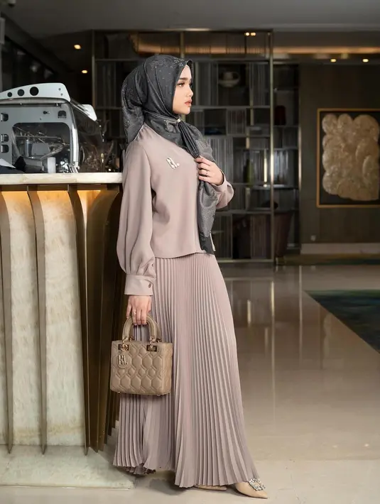 Bisa pilih blouse dengan detail lengan puffy seperti dikenakan Fuji. Selain untuk lebaran, blouse polos ini juga timeless untuk sehari-hari. [@fuji_an]