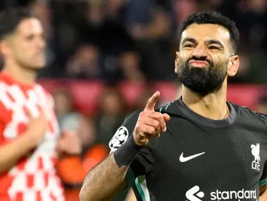 Penyerang Liverpool, Mohamed Salah merayakan golnya saat pertandingan matchday 6 Liga Champions 2024/2025 melawan Girona FC di stadion Montilivi, Girona pada Selasa 10 Desember 2024 waktu setempat atau Rabu 11 Desember 2024 dini hari Waktu Indonesia Barat. (Josep LAGO/AFP)