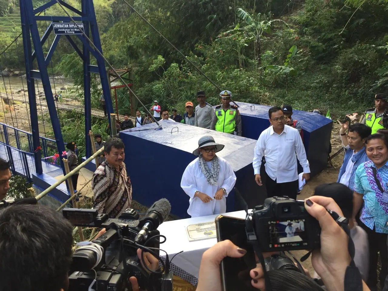 Menlu Retno Marsudi meresmikan Jembatan Diplomasi yang menghubungkan Desa Cibunar, Kecamatan Tarogong Kidul dan Desa Mangku Rakyat Kecamatan Cilawu, Garut, Jawa Barat pada Jumat (13/7/2018). (Liputan6.com/Teddy Tri Setio Berty)