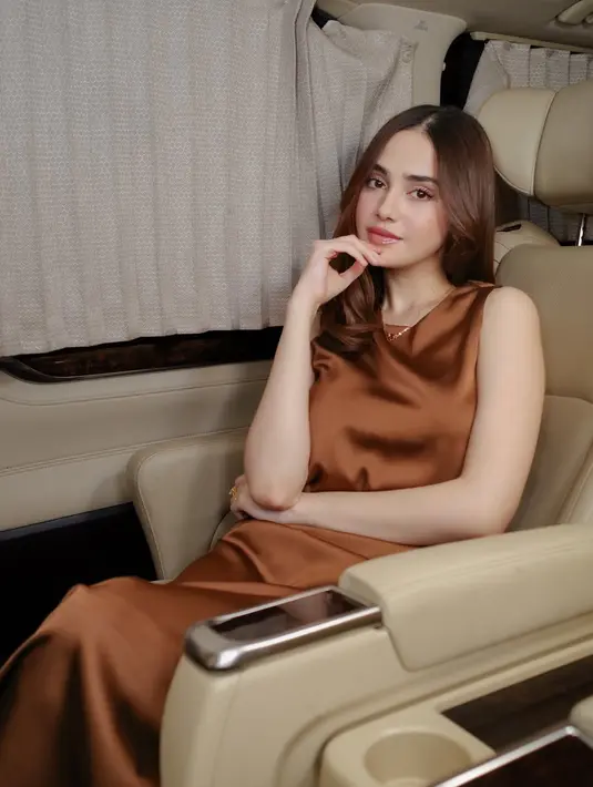 Calon istri El Rumi ini juga mengenakan long dress satin warna coklat model sleeveless. Dipadukan kalung emas.  [@syifahadju]