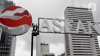Logo KTT ASEAN Summit 2023 menghiasi kawasan di Bundaran Hotel Indonesia (HI), Jakarta Pusat, Kamis (2/2/2023). Indonesia mendapatkan mandat untuk memegang Chairmanship ASEAN 2023 maka di tahun ini Indonesia menjadi tuan rumah KTT Asean Summit 2023. (Liputan6.com/Johan Tallo)