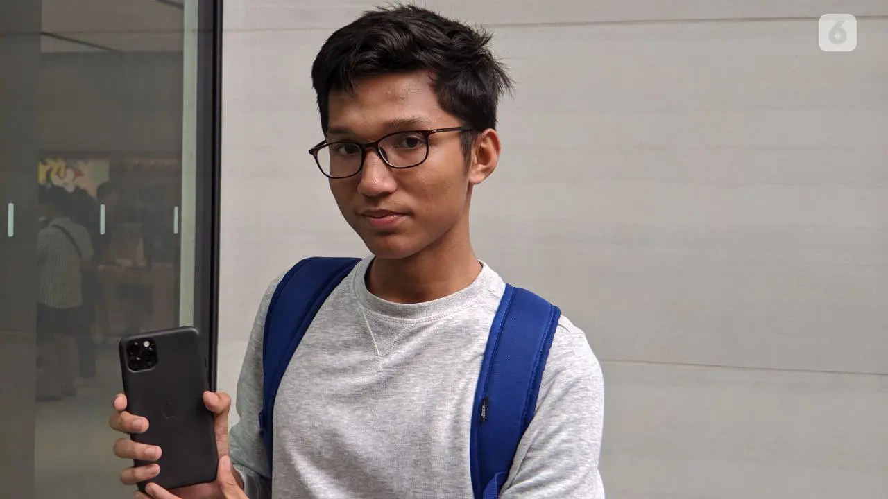 Pembeli iPhone 11 pertama dengan proses pre-order di Apple Apple Orchard Road, Aidid Haikal, 17 tahun dari Kuala Lumpur, Malaysia. Liputan6.com/Yuslianson