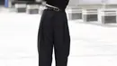 Wendy Red Velvet tampil head to toe serba hitam yang simple namun stylish. Ia memadukan crop top dengan wide leg pants warna senada. Gaya kasualnya pun diperlengkap dengan menambahkan ikat pinggang. (Twitter/SSWSupportTeam).
