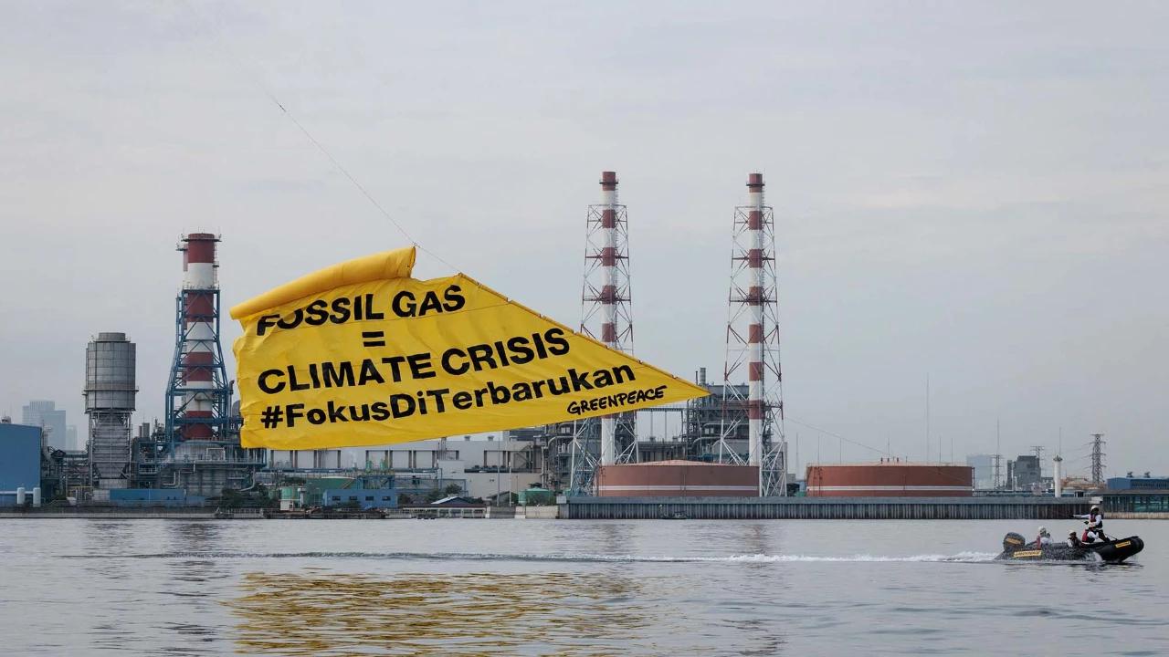 FOTO: Aksi Aktivis  Greenpeace di PLTU Muara Karang Soroti Arah Kebijakan Energi Indonesia