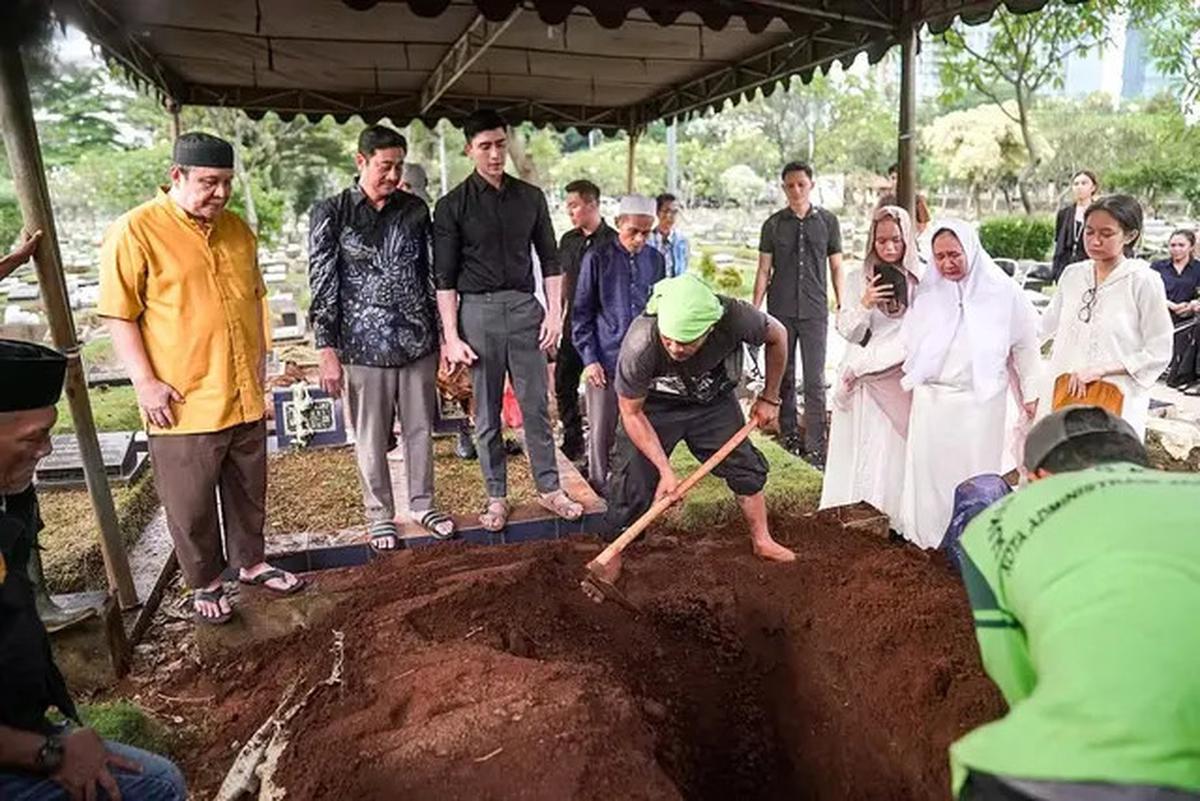 Sang Nenek Meninggal Dunia, Ini 6 Potret Verrell Bramasta Antar ke Peristirahatan Terakhir