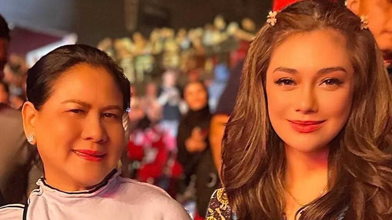 Potret Celine Evangelista bersama Ibu Negara Iriana Jokowi langsung mencuri perhatian. Celine dinilai cocok jadi ibu negara.<br>