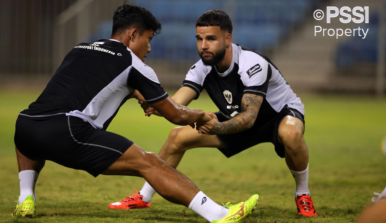 <p>Pemain Timnas Indonesia, Calvin Verdonk (kanan) melakukan pemanasan bersama Wahyu Prasetyo saat mengikuti latihan menjelang laga Kualifikasi Piala Dunia 2026 melawan Bahrain di Hamad Town Youth &amp; Sports Ground pada Senin (07/10). (Dok. PSSI)</p>