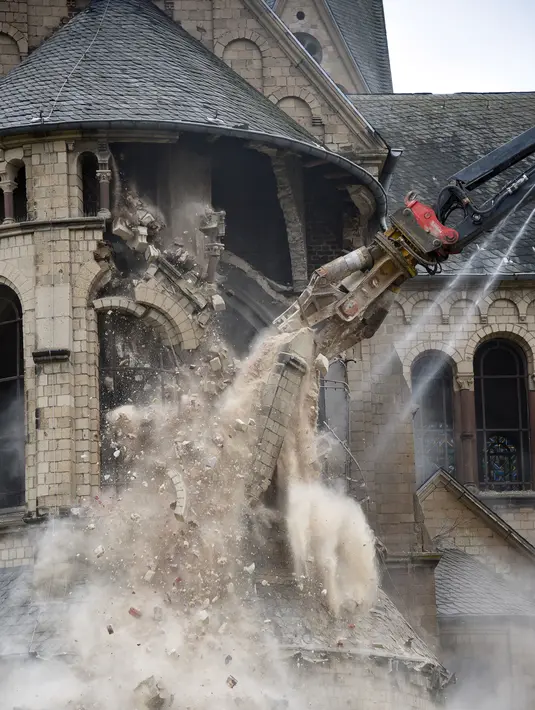 Gereja St. Lambertus saat dirobohkan alat berat di Desa Immerath, Jerman (8/1). Pembongkaran dilakukan untuk perluasan pertambangan batubara, penghasil energi listrik. (AFP Photo/Henning Kaiser)