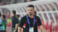 Pelatih Persija Jakarta, Carlos Pena memimpin skuadnya menjamu Persebaya Surabaya dalam laga pekan ke-28 BRI Liga 1 2024/2025 di Stadion Gelora Bung Karno, Jakarta, Sabtu (12/4/2025). (Bola.com/Muhammad Iqbal Ichsan).
