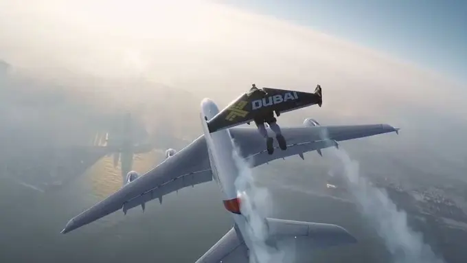 [Bintang] Terbang di Sebelah Pesawat, Jetman Ini Bikin Kamu Deg-degan!