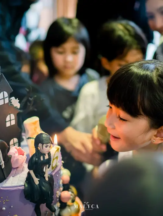 Tak hanya kostum, ornamen Wednesday juga diaplikasikan pada kue ulang tahun dan dekorasi [@atiqahhasiholan]