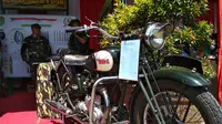 Sepeda Motor BSA WD 40 tahun 1948 buatan Inggris menarik perhatian banyak pengunjung saat pameran memperingati HUT ke-72 TNI di Alun-alun Kejaksan, Kota Cirebon. (Liputan6.com/Panji Prayitno)