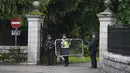 <p>Penghalang dipindahkan ke tempat di pintu masuk Balmoral di Skotlandia, di mana Ratu berada di bawah pengawasan medis, Kamis (8/9/2022). Istana Buckingham mengatakan Ratu Elizabeth II telah ditempatkan di bawah pengawasan medis karena dokter &ldquo;memperhatikan kesehatan Yang Mulia. .&rdquo; Anggota keluarga kerajaan pergi ke Skotlandia untuk bersama raja berusia 96 tahun itu. (Andrew Milligan/PA via AP)</p>