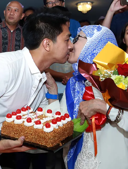 "Ini kerjaan anak-anak nih, tiap tahun suka bikin suprise mulu. Bunda enggak tahu kalau yang datang ternyata mereka," kata Bunda Iffet. (Deki Prayoga/Bintang.com)