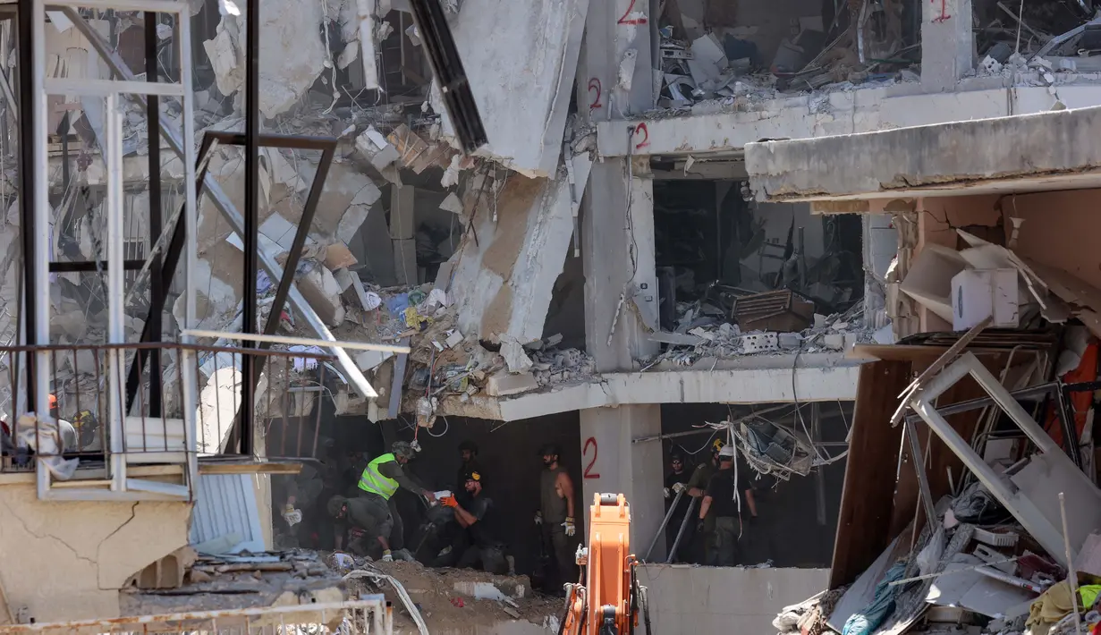 Jumlah korban tewas di Israel diperkirakan akan terus meningkat seiring petugas yang masih melakukan operasi penyelamatan. (GIL COHEN-MAGEN/AFP)