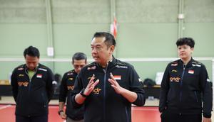 Kabid Pembinaan dan Prestasi Pelatnas PBSI Eng Hian memberikan arahan kepada tim Indonesia untuk Piala Thomas dan Uber 2026 di Horsens Badminton Club, Denmark, Selasa (21/4). (foto: PBSI)