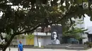 Pengunjung melintas di sekitar mural bertema pahlawan di Taman Ismail Marzuki, Jakarta, Selasa (13/11). Mural tersebut dibuat dalam rangka memeriahkan Hari Pahlawan. (Liputan6.com/Immanuel Antonius)