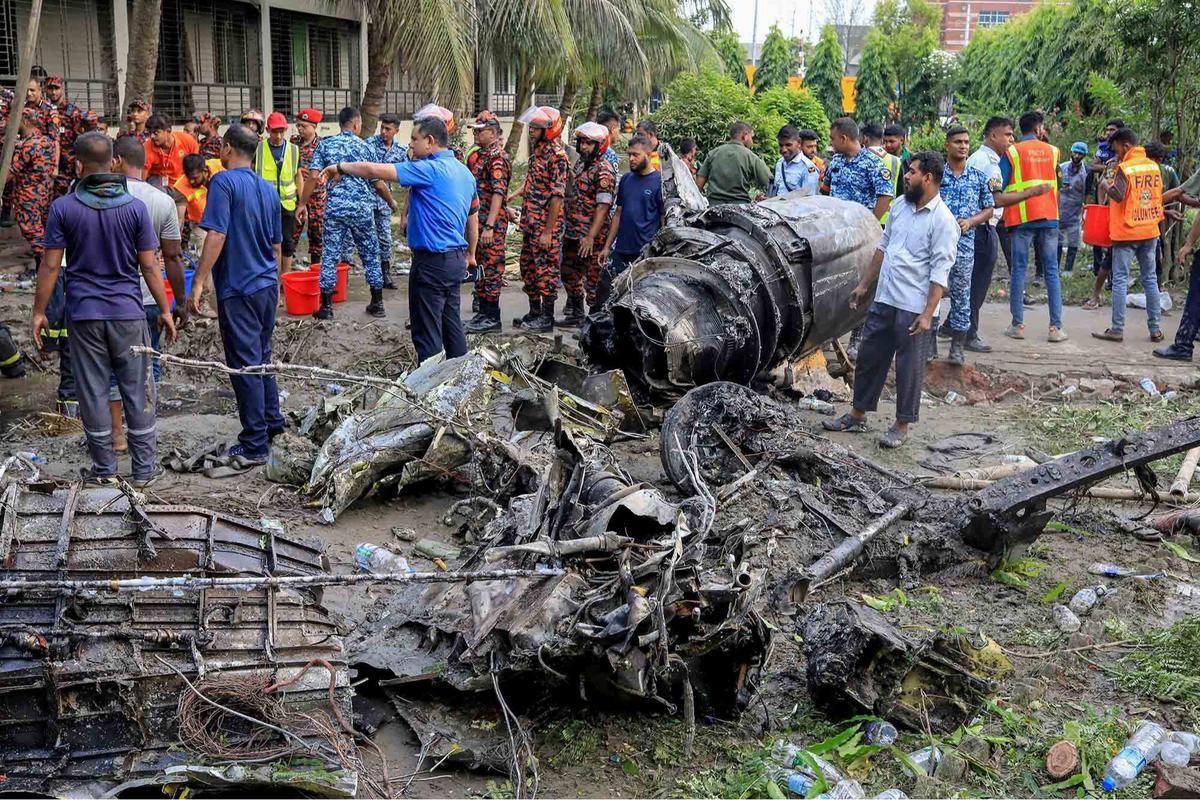 FOTO: Pesawat Latih AU Bangladeh  Jatuh di Sekolah, 25 Tewas