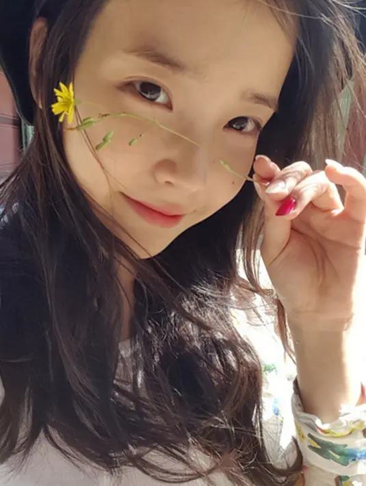 Ciri khas penyanyi korea ini adalah wajah yang terkesan polos nan baby face.  (via instagram@dlwlrma/Bintang.com)