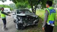 Kondisi mobil Honda HRV milik Rakha Widyarma, di Pull WK Polres Soetta, Kota Tangerang, Kamis (10/3). Mobil yang dikemudikan anak Gubernur Banten Rano Karno itu menabrak taksi dan sebuah sepeda motor di Perimeter Utara.  (Liputan6.com/Faisal R Syam)